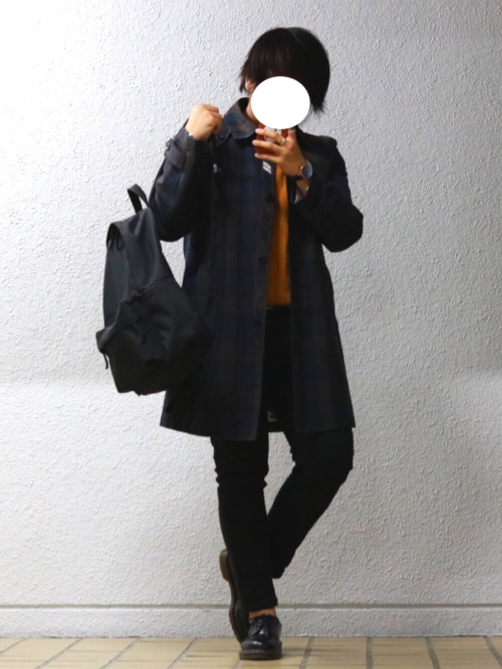 ブラウン系のジャケット/アウター、ブラック系のドレスシューズ、ブラック系のバックパック/リュックを着用したメンズの秋コーディネートの1枚目の写真