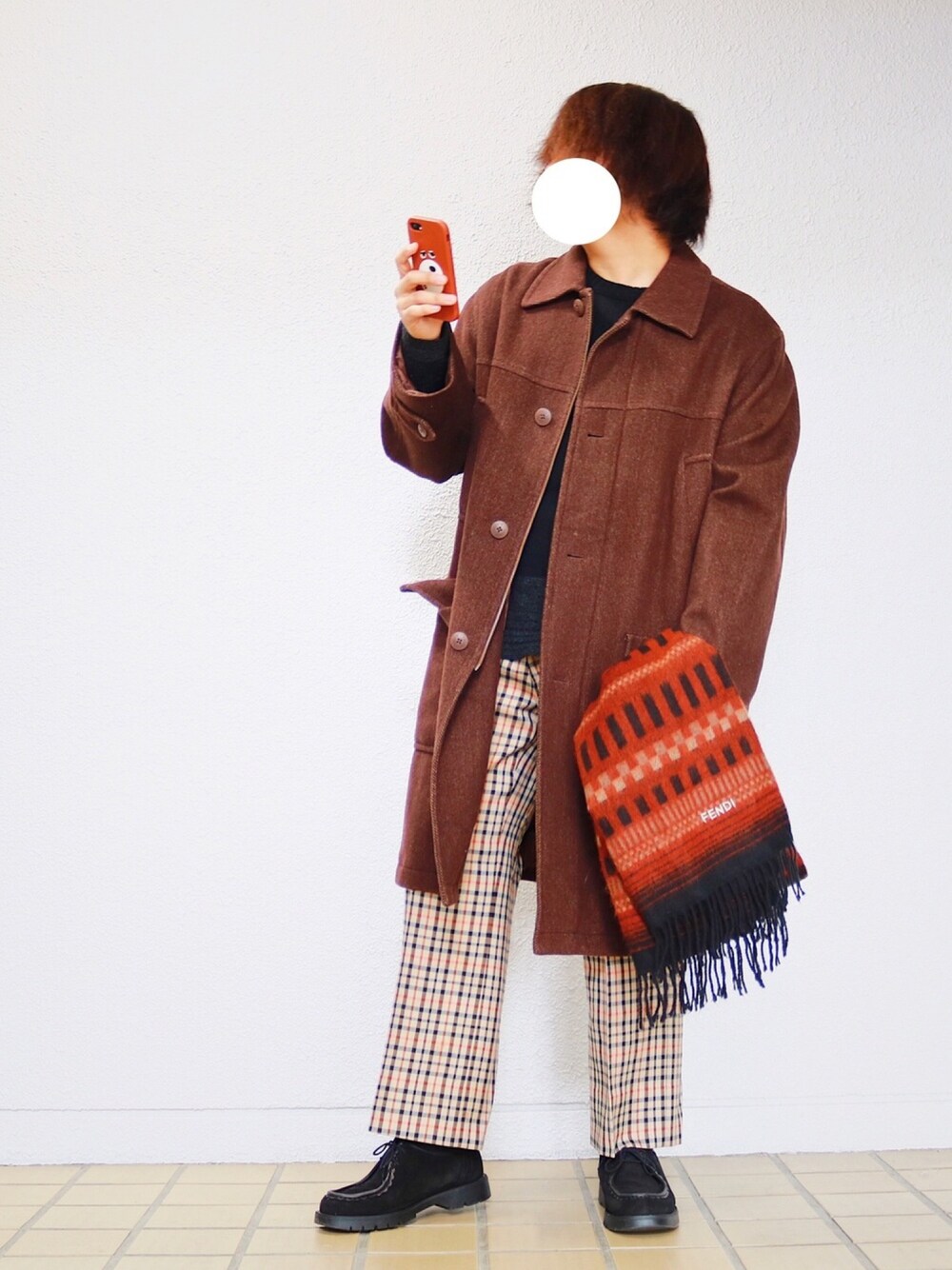 ブラウン系のジャケット/アウター、ベージュ系のパンツ、ブラック系のニット/セーターを着用したメンズの冬コーディネートの1枚目の写真