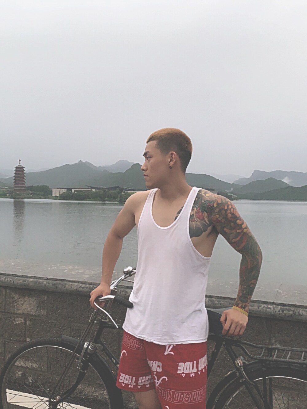 「夏」｜「老北京跨栏背心のアイテム（キャミソール、ホワイト系）」を使った、baojunshenさん（メンズ・185cm）の秋コーディネートの1枚目の写真