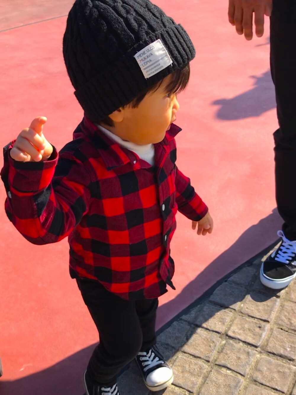 「TDL、ディズニーランド、チェックシャツ、男の子、男の子コーデ、kids、キッズ、キッズコーデ」｜「GAPのGap バッファローチェック ボタンダウンシャツ（シャツ/ブラウス、レッド系）」を使った、chibimamaさん（キッズ・80cm）の秋コーディネートの1枚目の写真