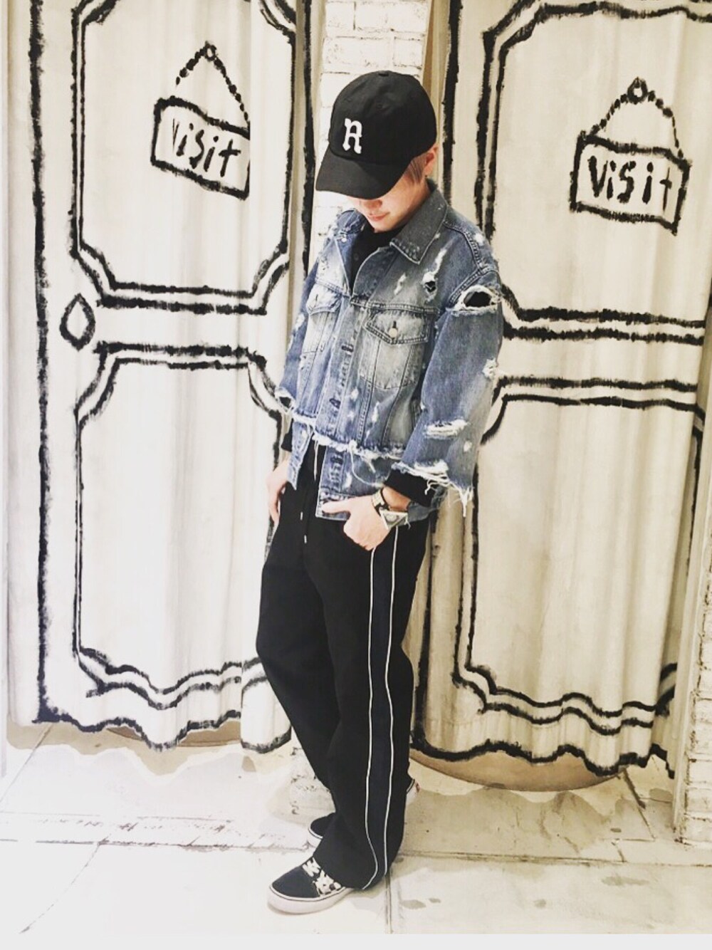 「RNA、RNA MEDIA、streetstyle、street」｜「RNAのJ1839 ダメージリメイクジージャン（デニムジャケット、ブルー系）」を使った、しょうたさん（メンズ・164cm）の冬コーディネートの1枚目の写真