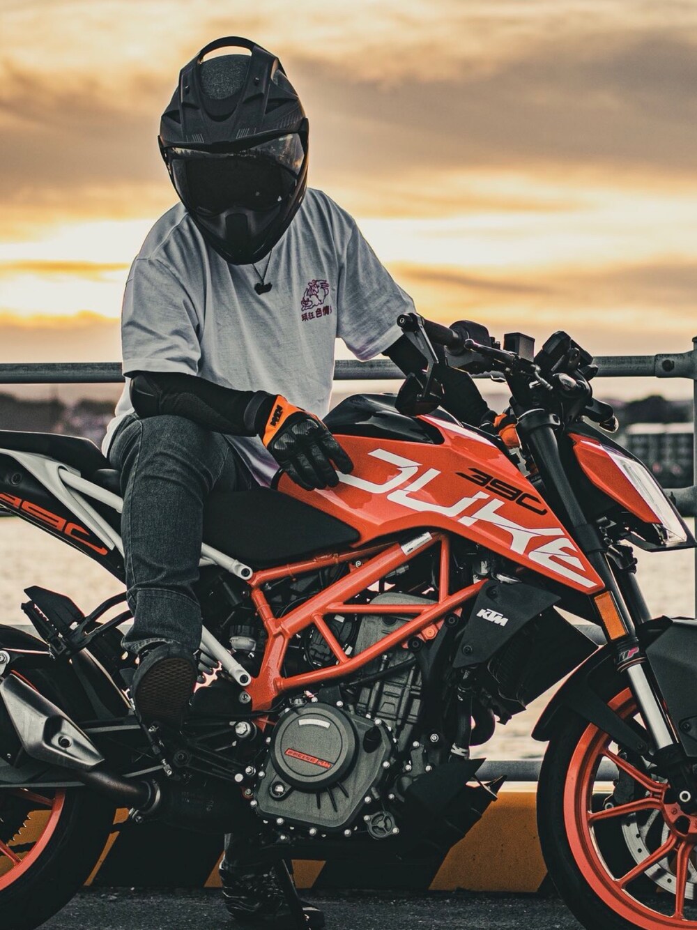 「KTM、FR2、icon、rider」｜「iconmotosportsのアイテム（帽子、ブラック系）」を使った、たいちさん（メンズ・173cm）の秋コーディネートの1枚目の写真