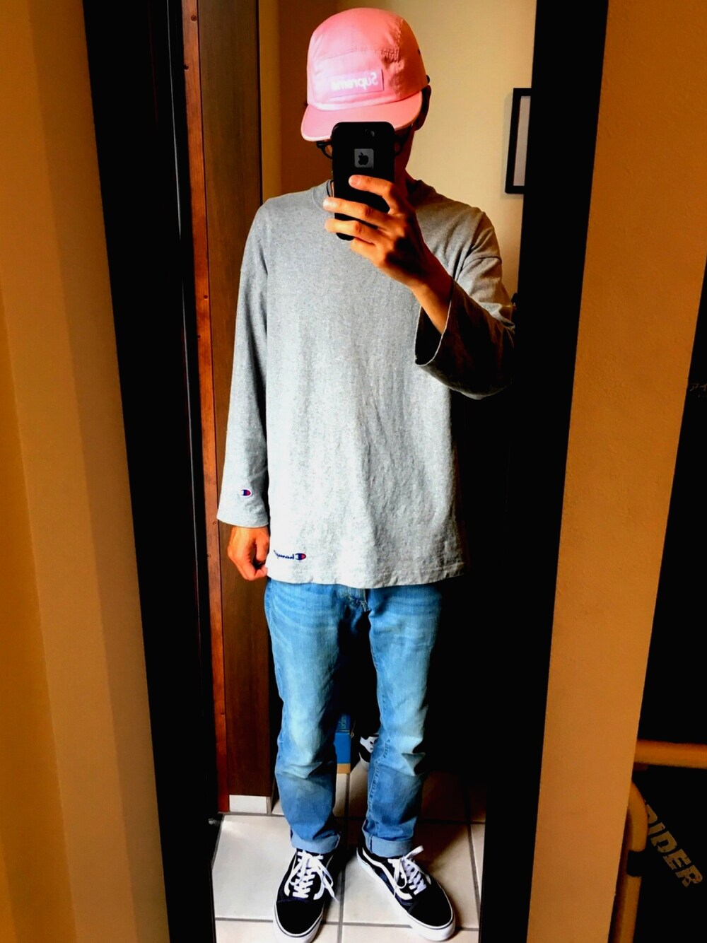 グレー系のTシャツ/カットソー、ブルー系のデニムパンツ、ブラック系のスニーカーを着用したメンズの春コーディネートの1枚目の写真