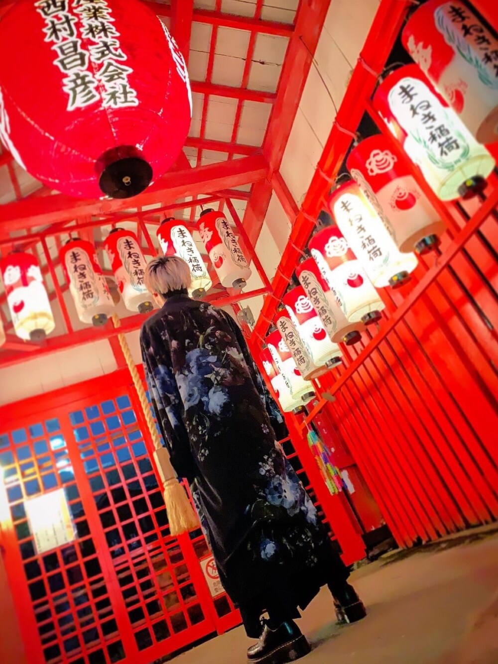 「黒コーデ、モード、LAD MUSICIAN、ブラック、いいね、save、フォローお願いします🤑、おしゃれさんと繋がりたい、ootd、秋のコーデ、ワイドパンツ、花柄」｜「LAD MUSICIANのアイテム（シャツ/ブラウス、ブラック系）」を使った、すから。さん（メンズ・169cm）の秋コーディネートの1枚目の写真