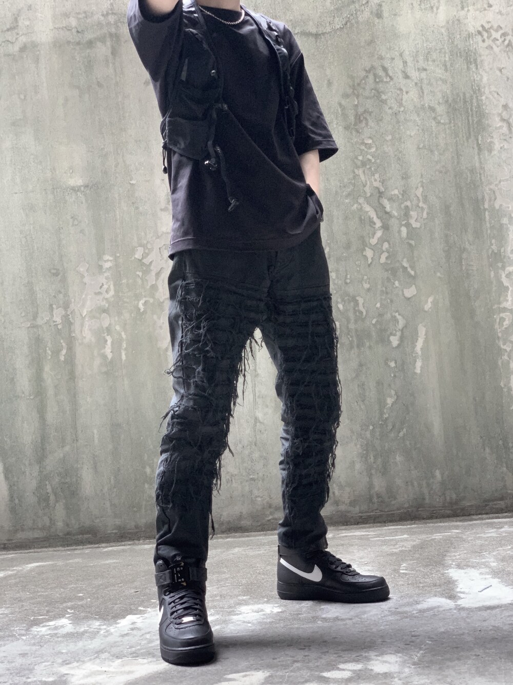 ブラック系のスニーカー、ブラック系のパンツ、ブラック系のTシャツ/カットソーを着用したメンズの春コーディネートの1枚目の写真