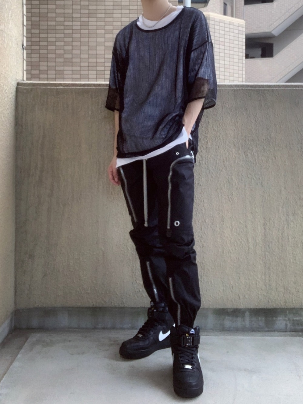 「シンプル、夏、モノトーンコーデ、ビッグシルエット、メッシュ、モード、スニーカー、おしゃれさんと繋がりたい、いいね、save、フォローお願いします🤑、ビッグT」｜「Rick OwensのRick Owens Cotton-Blend Cargo Trousers（その他パンツ、ブラック系）」を使った、すから。さん（メンズ・169cm）の夏コーディネートの1枚目の写真