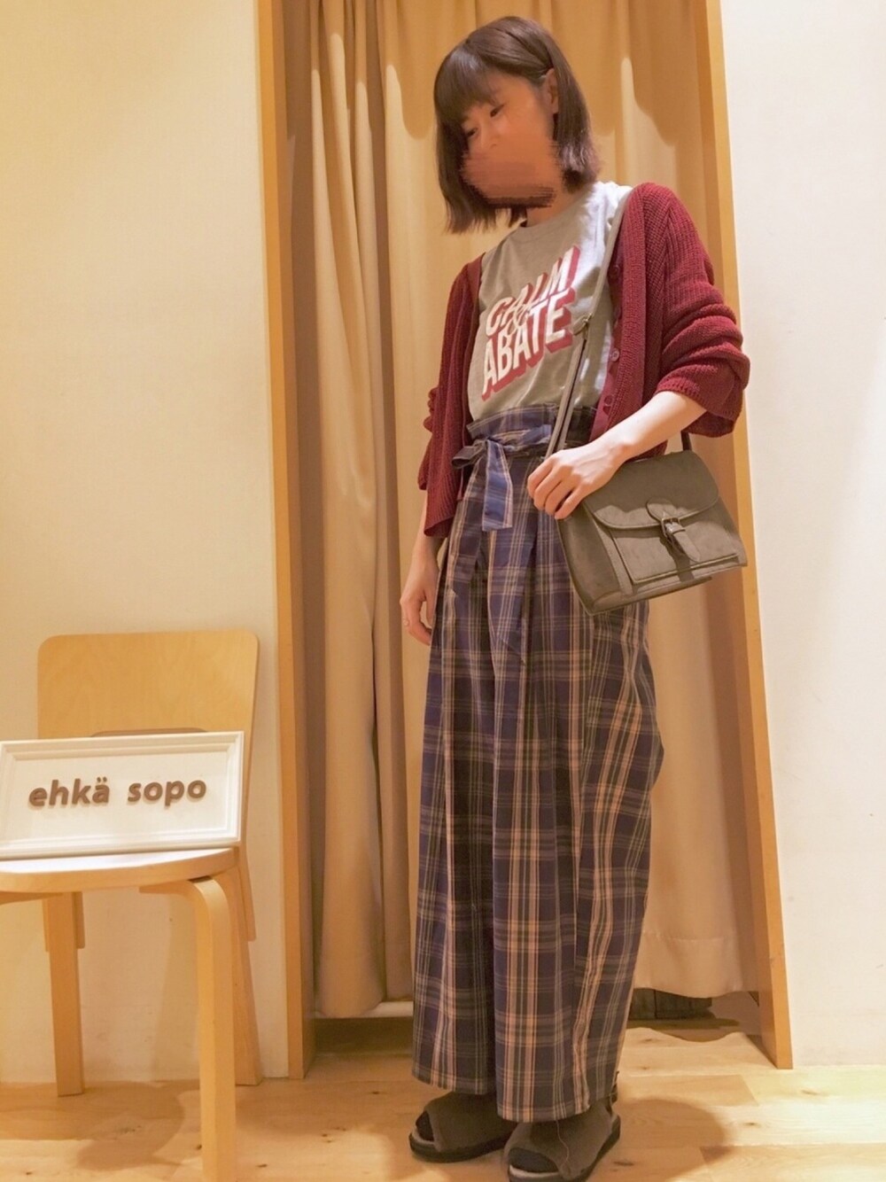 ブルー系のその他パンツ、グレー系のTシャツ/カットソー、レッド系のトップスを着用したレディースの夏コーディネートの1枚目の写真