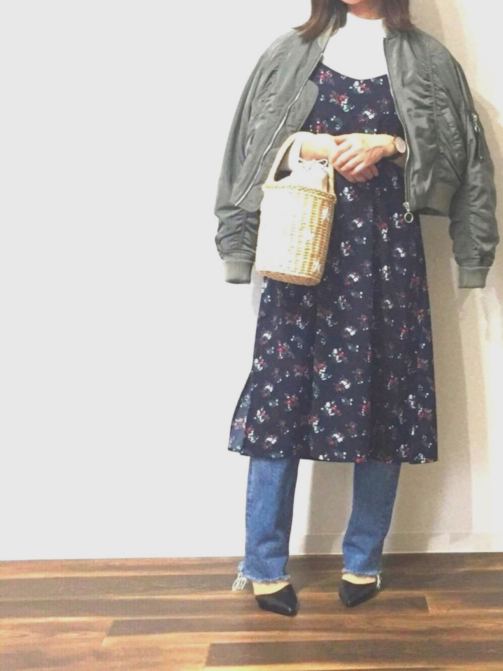 「カジュアルコーデ、春コーデ、大人カジュアル、パンプス、シンプル、MA-1、花柄ワンピース」｜「ZARAのアイテム（ブルゾン、グリーン系）」を使った、yu.さん（レディース・159cm）の冬コーディネートの1枚目の写真