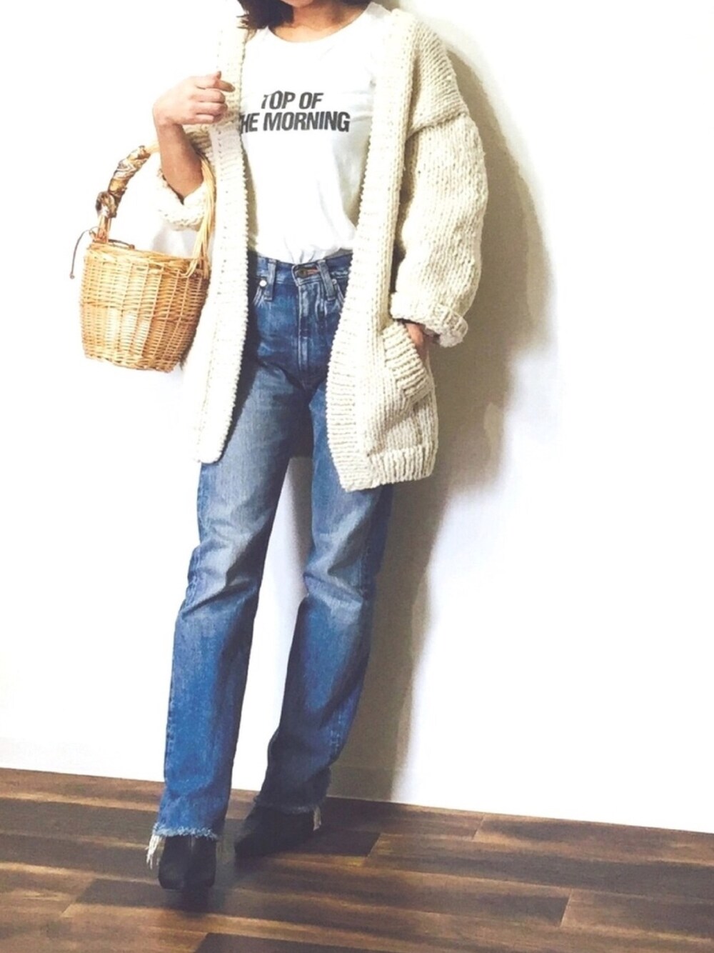 ホワイト系のその他アウター、ホワイト系のTシャツ/カットソー、ブルー系のデニムパンツを着用したレディースの春コーディネートの1枚目の写真