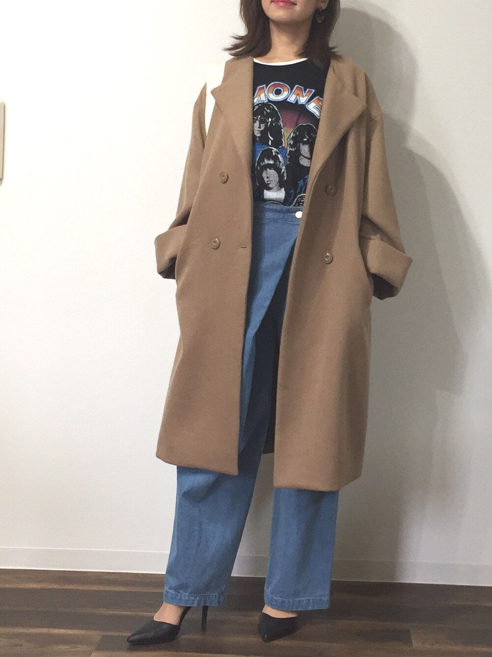 ベージュ系のその他アウター、ブラック系のTシャツ/カットソー、ブルー系のデニムパンツを着用したレディースの冬コーディネートの1枚目の写真