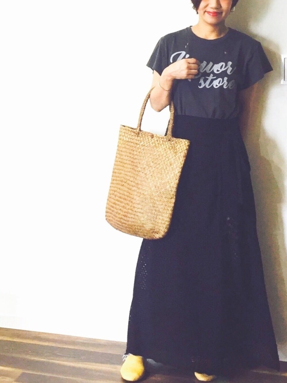 「大人カジュアル、夏コーデ、オトナ女子、かごバッグ、レイヤードスタイル」｜「TODAYFULのGrinder Logo Tシャツ（Tシャツ/カットソー、ブラック系）」を使った、yu.さん（レディース・159cm）の夏コーディネートの1枚目の写真