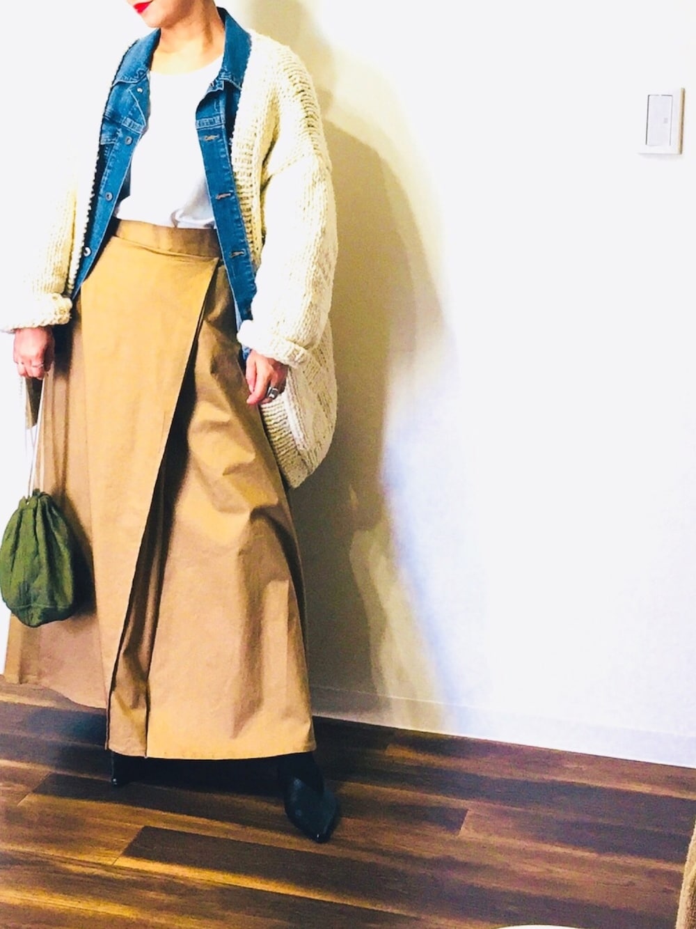 「カジュアル、はるコーデ、オトナ女子、GUコーデ、デニムジャケット、チノスカート」｜「TODAYFULのアイテム（その他アウター、ホワイト系）」を使った、yu.さん（レディース・159cm）の春コーディネートの1枚目の写真