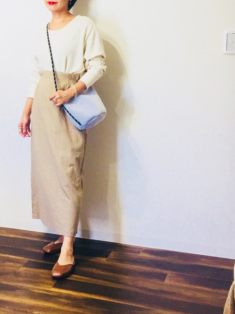 ホワイト系のTシャツ/カットソー、ベージュ系のスカート、ホワイト系のショルダーバッグを着用したレディースの春コーディネートの1枚目の写真