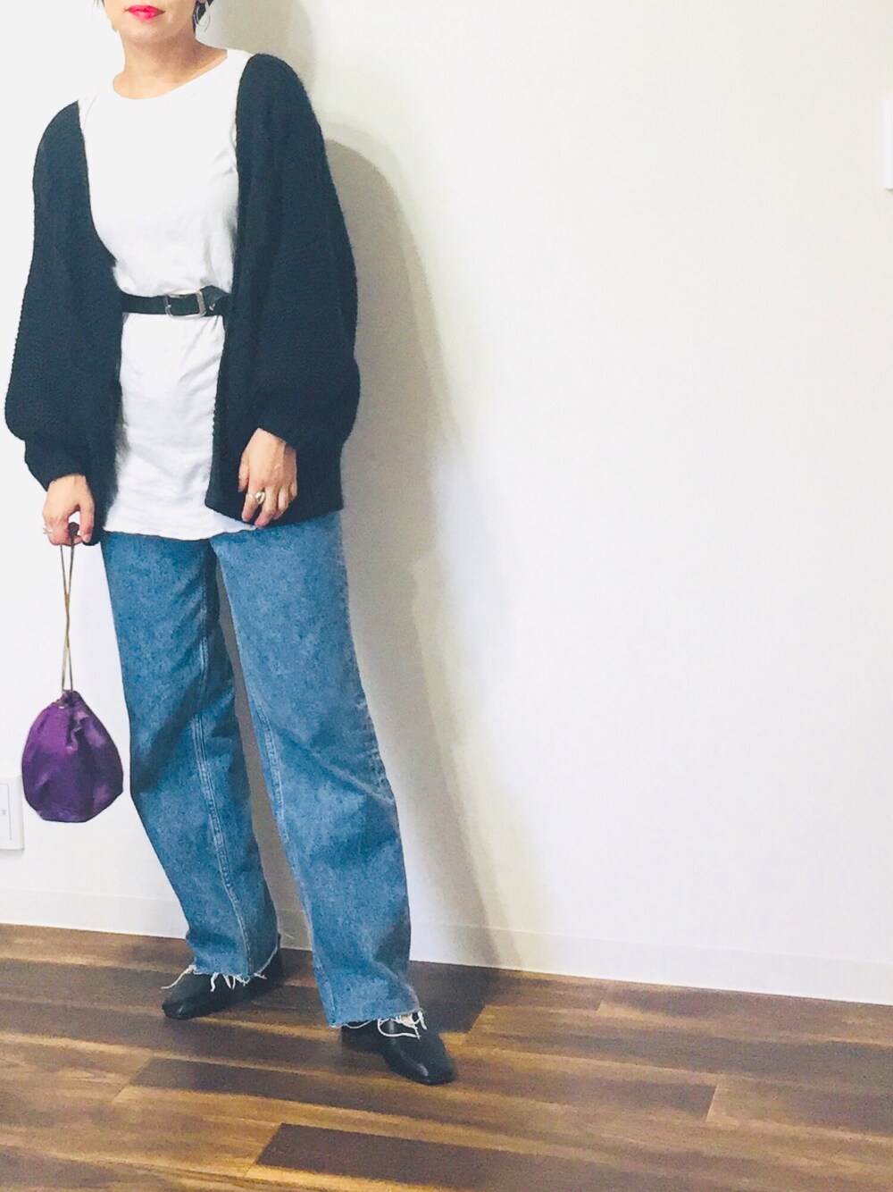 ホワイト系のTシャツ/カットソー、ブルー系のデニムパンツ、パープル系のショルダーバッグを着用したレディースの秋コーディネートの1枚目の写真