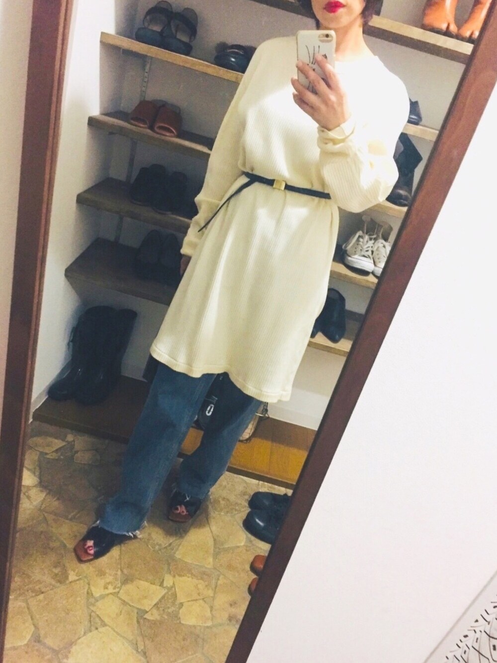 「休日スタイル、シンプル、大人カジュアル、ショートヘア、デニムパンツ」｜「TODAYFULのVintageリブワンピース（ワンピース、ホワイト系）」を使った、yu.さん（レディース・159cm）の春コーディネートの1枚目の写真
