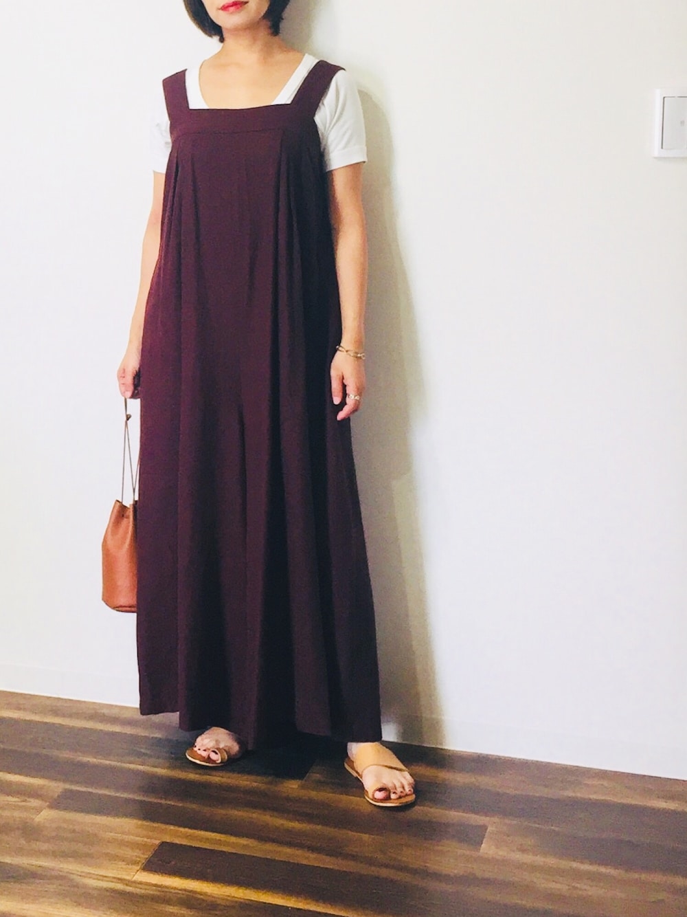 ホワイト系のTシャツ/カットソー、ブラウン系のつなぎ/オールインワン、ベージュ系のサンダルを着用したレディースの夏コーディネートの1枚目の写真