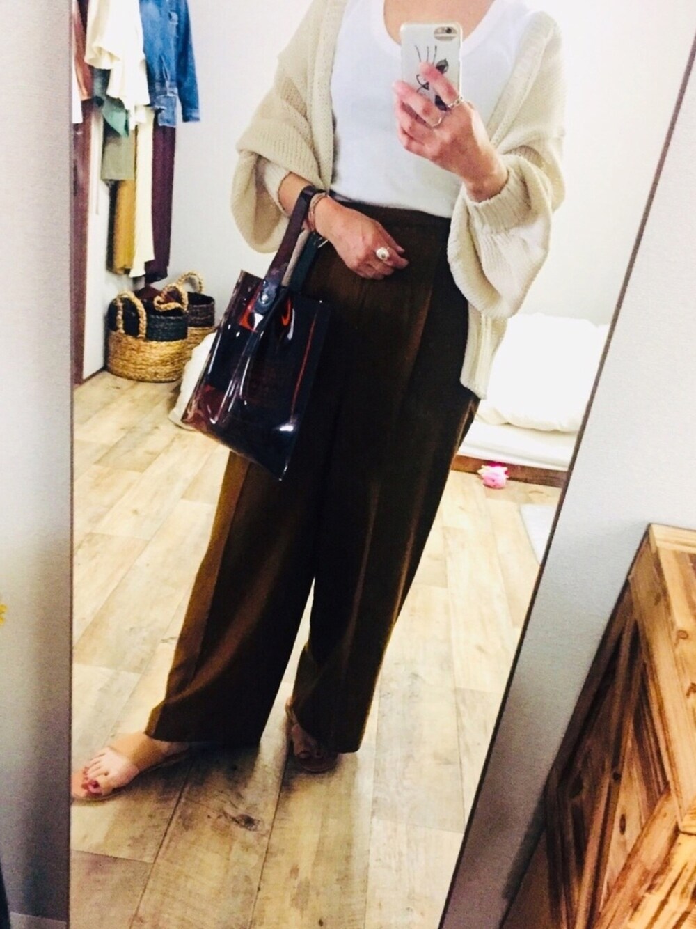 「大人カジュアル、ラフスタイル、サンダル、白Tシャツ、リネン、ワイドパンツ」｜「CANAL JEANのvia j(ヴィアジェイ) ギマニットカーディガン（カーディガン/ボレロ、ホワイト系）」を使った、yu.さん（レディース・159cm）の夏コーディネートの1枚目の写真
