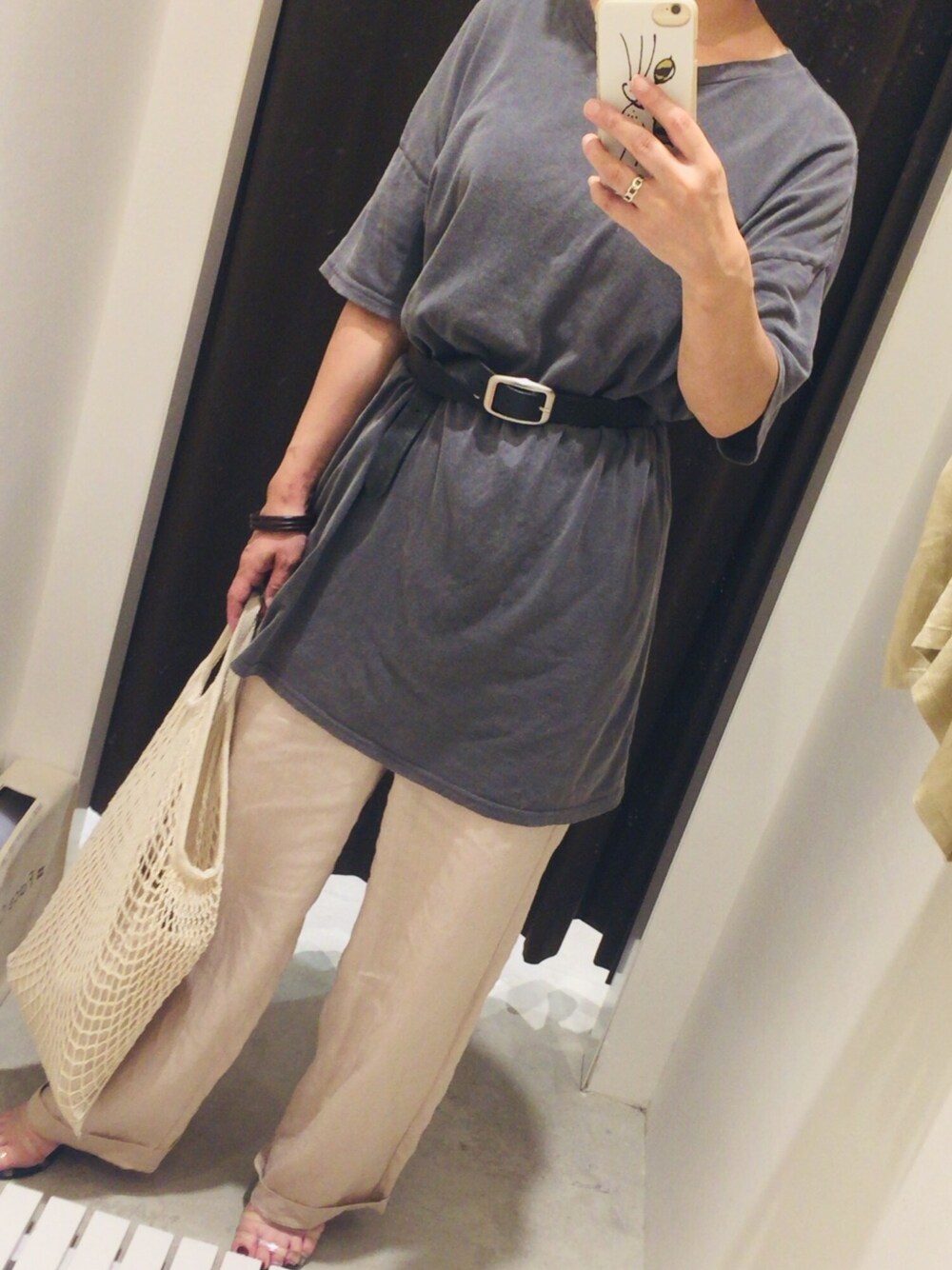 「シンプルコーデ、大人カジュアル、Tシャツ」｜「TODAYFULのバックプリントルーズTシャツ（Tシャツ/カットソー、ブラック系）」を使った、yu.さん（レディース・160cm）の夏コーディネートの1枚目の写真
