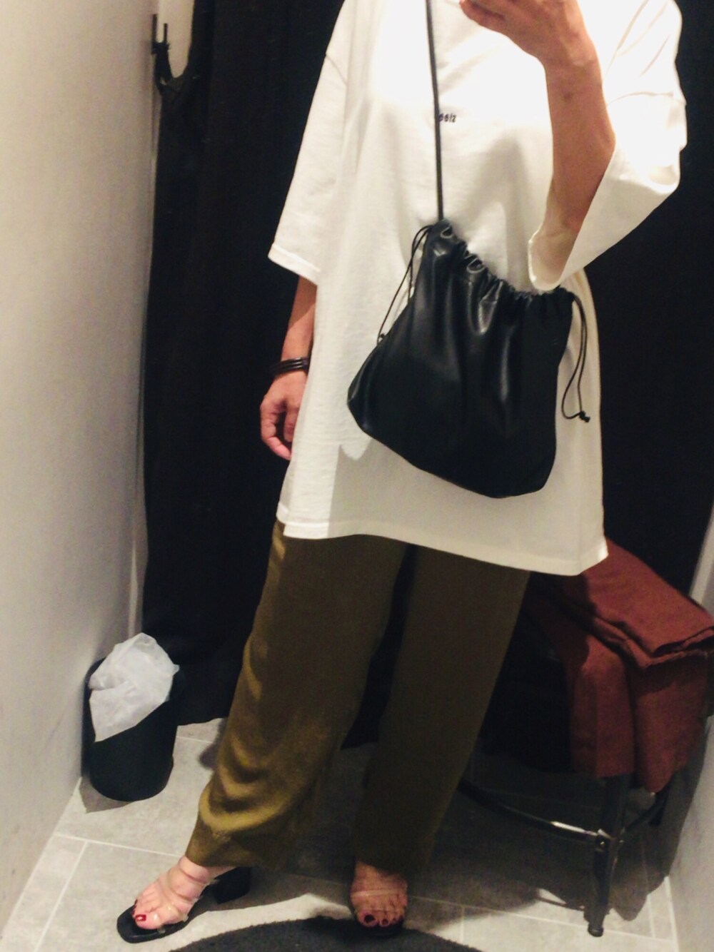 「サテンパンツ、オトナカジュアル、リラックススタイル、シンプルコーデ、サテン」｜「TODAYFULのスリープビッグT（Tシャツ/カットソー、ホワイト系）」を使った、yu.さん（レディース・159cm）の夏コーディネートの1枚目の写真