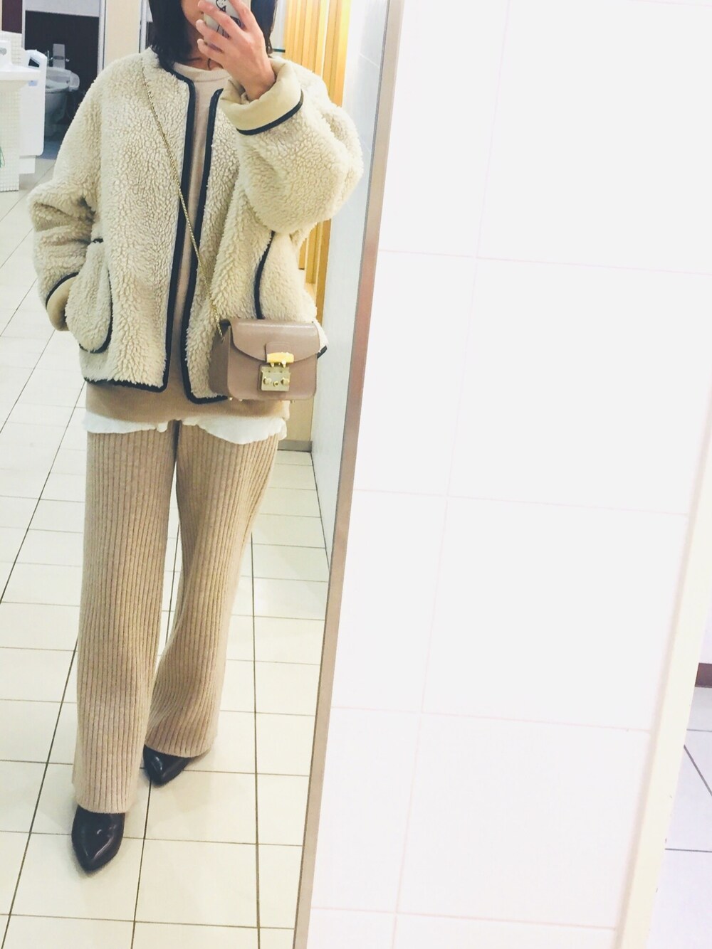 「大人カジュアル、ラクチンコーデ、ワントーンコーデ、ベージュ、レイヤードスタイル」｜「TODAYFULのパイピングボアブルゾン（ブルゾン、ホワイト系）」を使った、yu.さん（レディース・159cm）の冬コーディネートの1枚目の写真