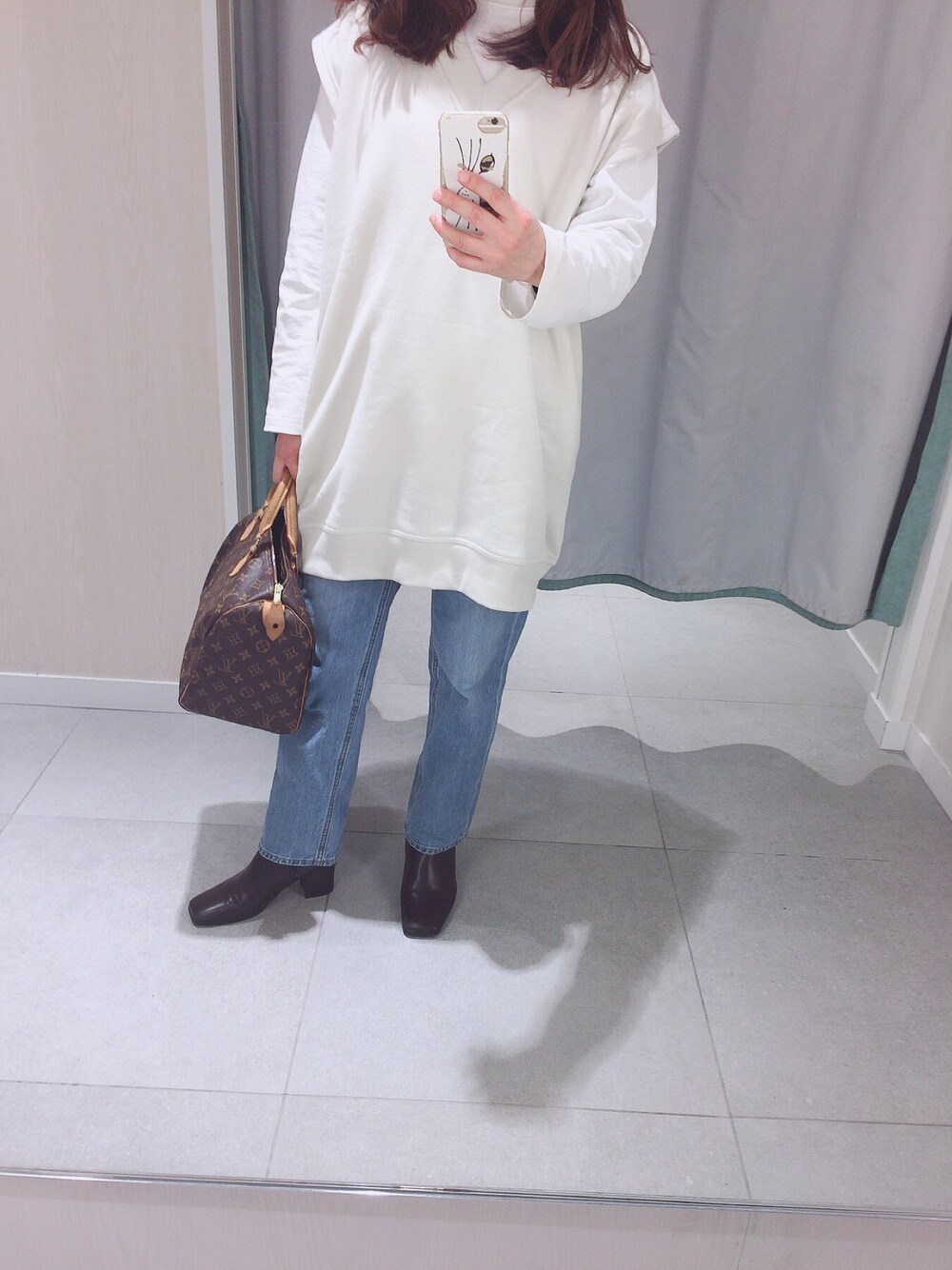 「大人コーデ、休日スタイル、春、きれいめカジュアル、ラフ、デニムパンツ、レイヤードスタイル、オトナ女子」｜「LOWRYS FARMのロングスリットロングスリーブ　853969（Tシャツ/カットソー、ホワイト系）」を使った、yu.さん（レディース・159cm）の冬コーディネートの1枚目の写真