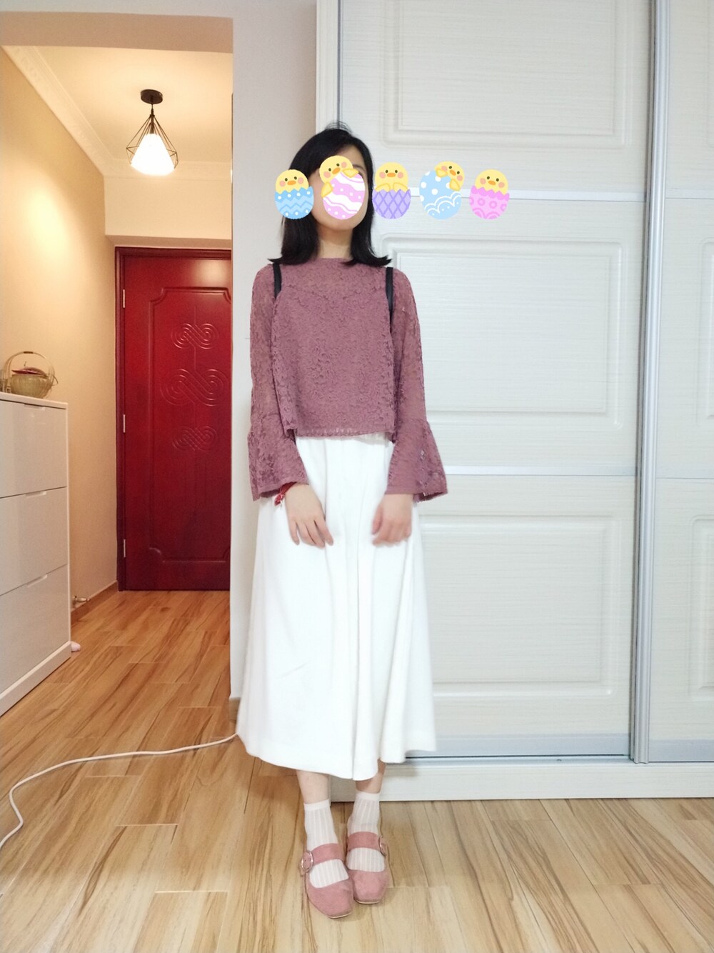 ピンク系のTシャツ/カットソー、ホワイト系のその他パンツ、ブラック系のバックパック/リュックを着用したレディースの春コーディネートの1枚目の写真