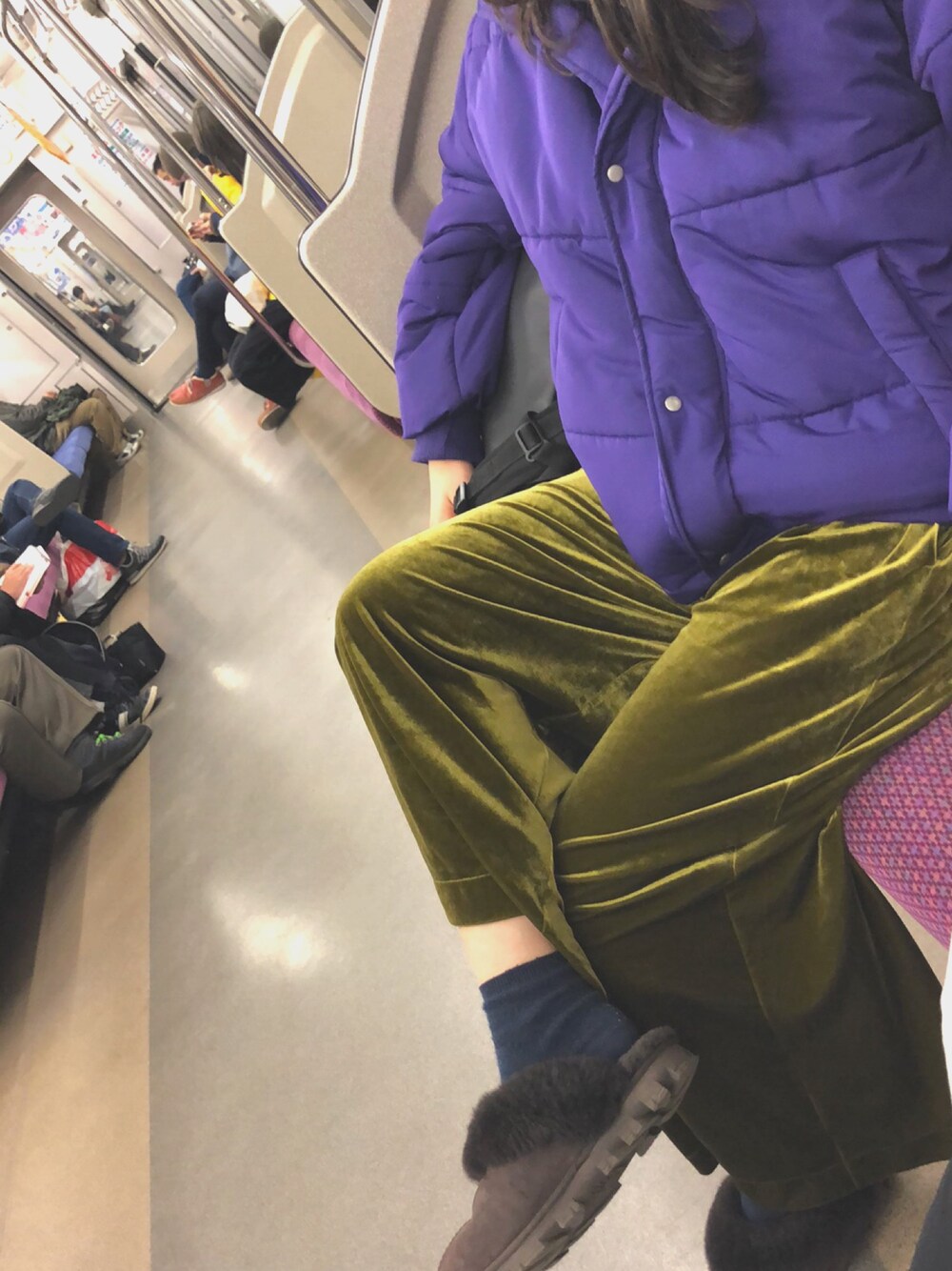 「芋掘りコーデ、フリースタイル、ootd、おしゃれさんと繋がりたい、オトナカジュアル、シンプル、ゆるコーデ、ブランド、冬、メンズライク」｜「AS KNOW AS PINKYのカラバリ☆エコダウンコート【コート】（ダウンジャケット/コート、パープル系）」を使った、YAnoさん（レディース・160cm）の冬コーディネートの1枚目の写真