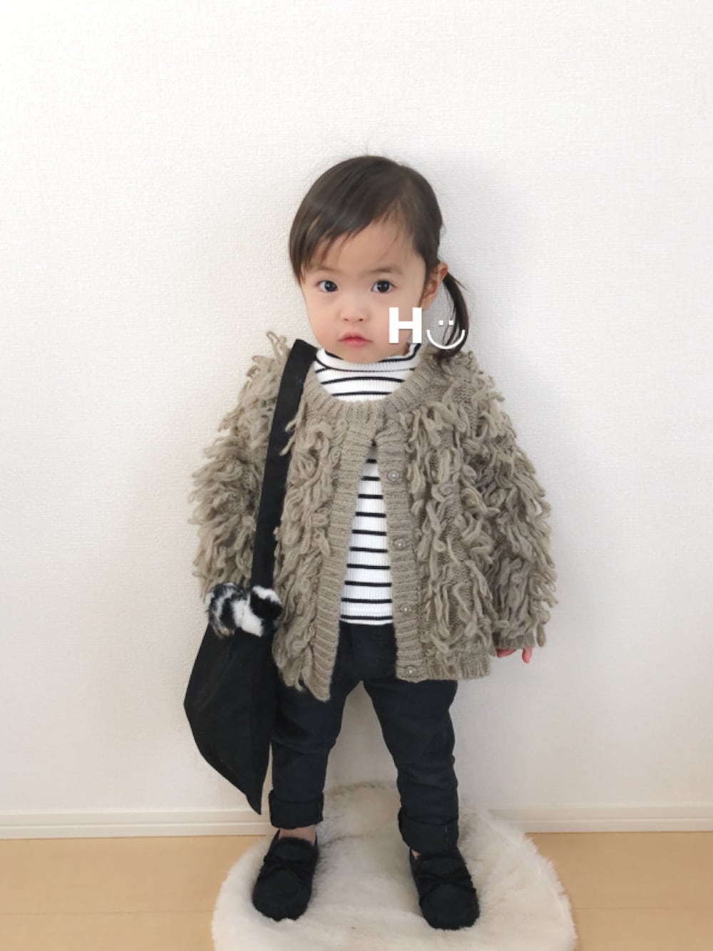 グレー系のカーディガン/ボレロ、ブラック系のTシャツ/カットソー、ブラック系のその他パンツを着用したキッズの冬コーディネートの1枚目の写真