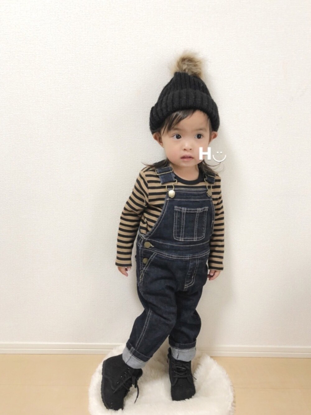 ブルー系のサロペット/オーバーオール、ブラウン系のその他トップス、ブラック系のシューズを着用したキッズの冬コーディネートの1枚目の写真