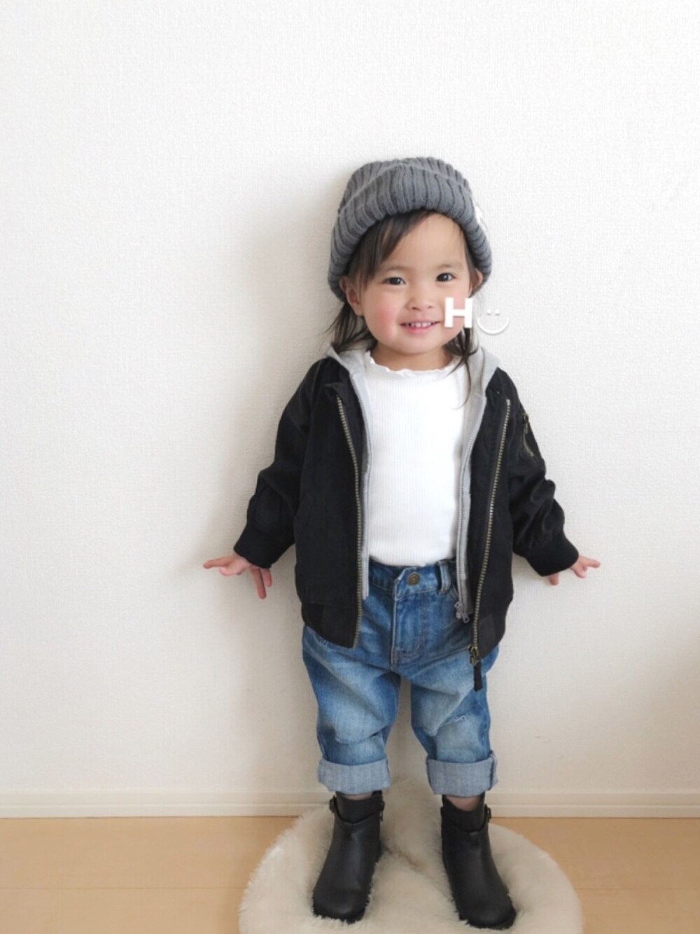 「キッズコーデ、キッズファッション、フリル、ダメージデニムパンツ、プティマイン、ブランシェス、女の子、おんなのこ、2歳、おしゃれさんと繋がりたい」｜「BRANSHESの【フォーマル対応】テレコ長袖Tシャツ（Tシャツ/カットソー、ホワイト系）」を使った、はるるん◡̈さん（キッズ・80cm）の冬コーディネートの1枚目の写真