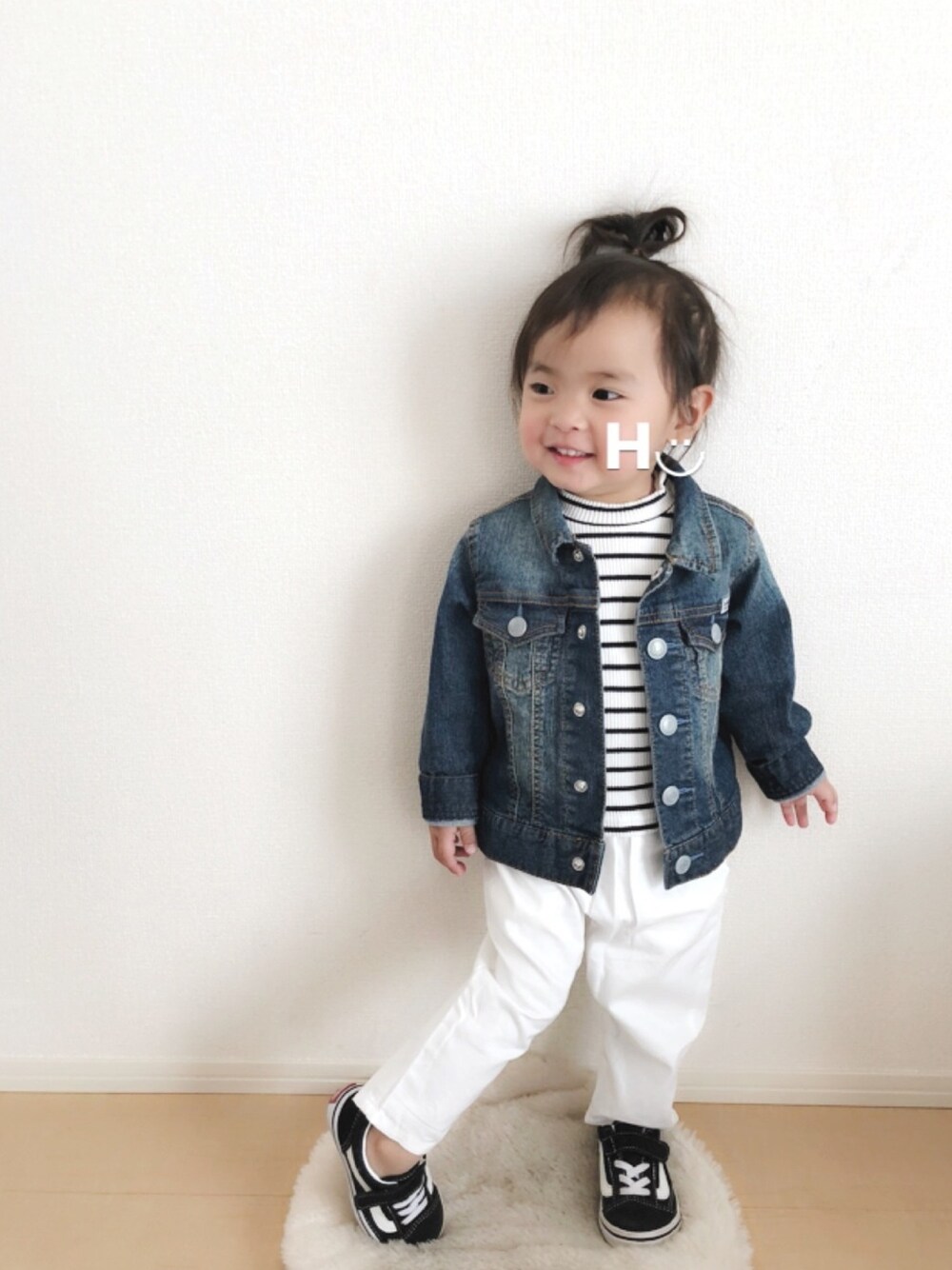 ブラック系のTシャツ/カットソー、ブルー系のデニムジャケット、ホワイト系のその他パンツを着用したキッズの冬コーディネートの1枚目の写真