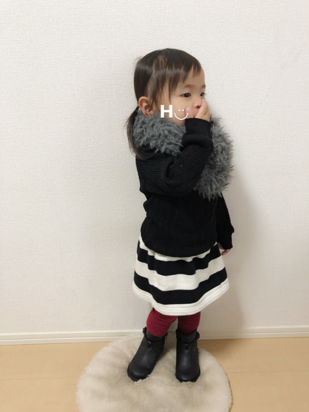 「キッズコーデ、キッズファッション、ボーダー、モノトーン、デニムジャケット、女の子、おんなのこ、2歳、おしゃれさんと繋がりたい」｜「petit mainのボーダーセットアップ（スウェット、ブラック系）」を使った、はるるん◡̈さん（キッズ・80cm）の冬コーディネートの1枚目の写真