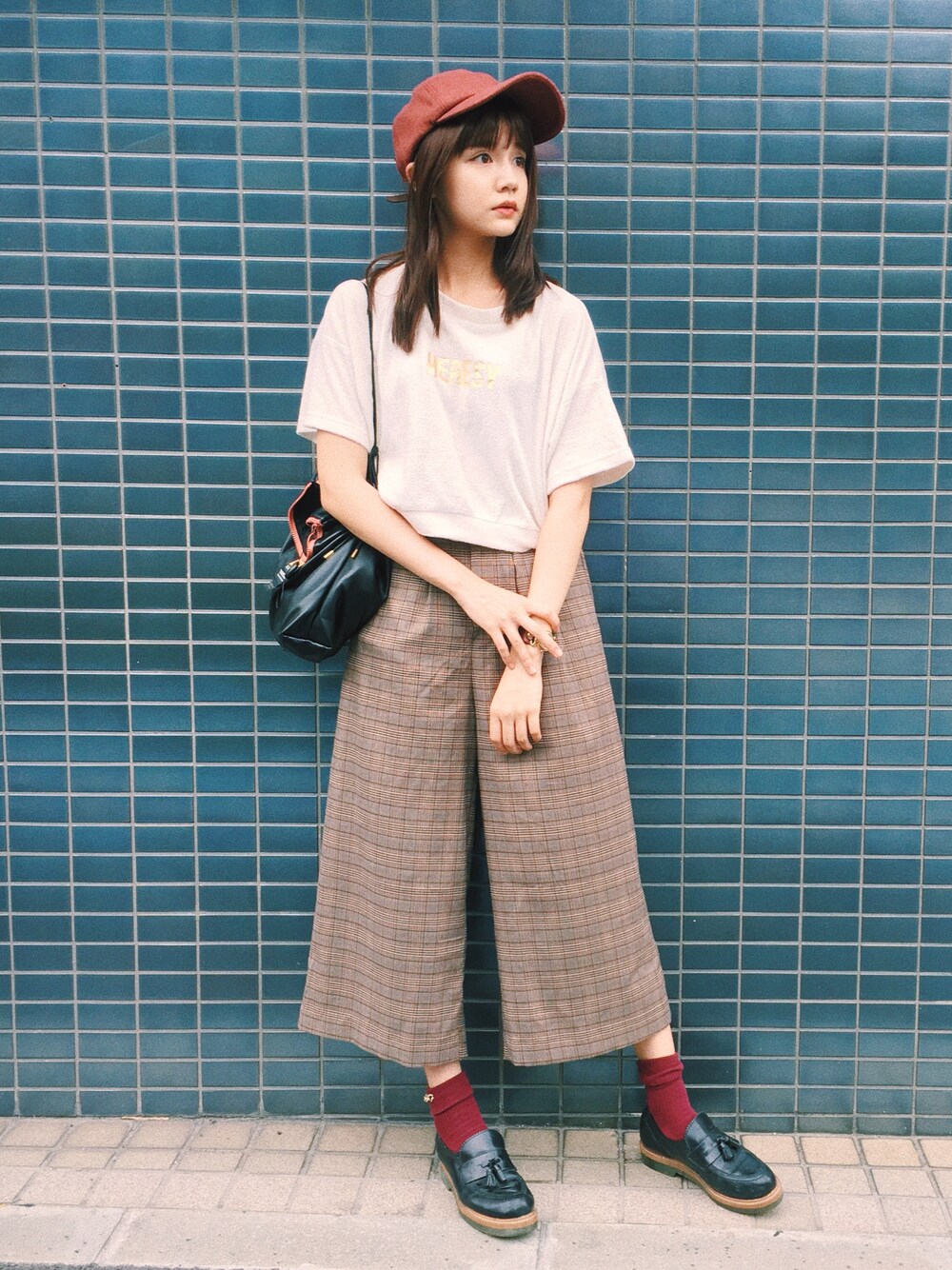 「大人カジュアル、秋先取りコーデ、秋カラー、チェックパンツ、秋ファッション、秋のコーデ、ハイウエスト、ゆるコーデ」｜「NOMINEのアイテム（Tシャツ/カットソー、ホワイト系）」を使った、村田倫子さん（レディース・163cm）の夏コーディネートの1枚目の写真