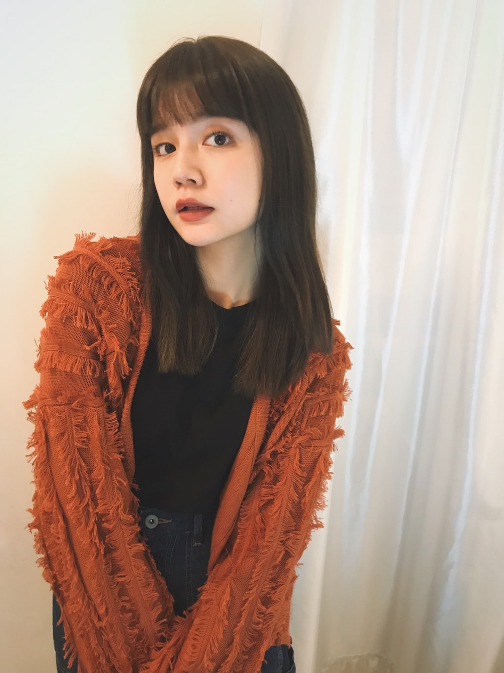 「シンプルコーデ、カジュアル、秋コーデ」｜「OLIVE des OLIVEのフリンジニットプルオーバー（ニット/セーター、オレンジ系）」を使った、村田倫子さん（レディース・163cm）の秋コーディネートの1枚目の写真