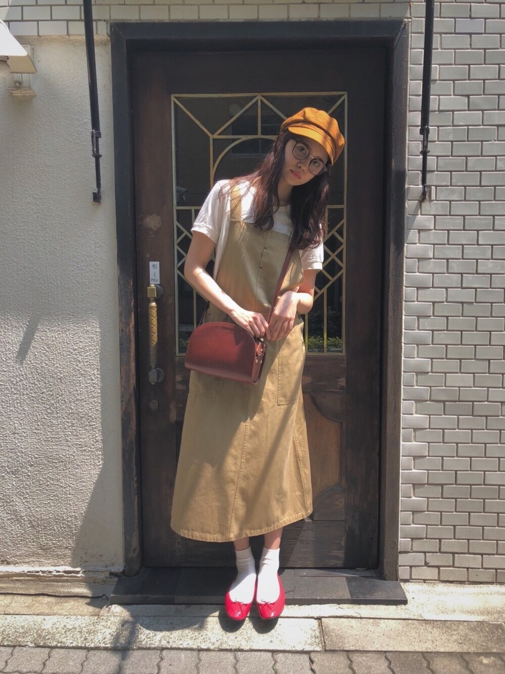 「オーバースカート、ベージュ、レペット(Repetto)、バレエシューズ、赤バレエシューズ、シンプル」｜「A.P.C.のSAC DEMI-LUNE （ショルダーバッグ、ブラウン系）」を使った、村田倫子さん（レディース・163cm）の夏コーディネートの1枚目の写真