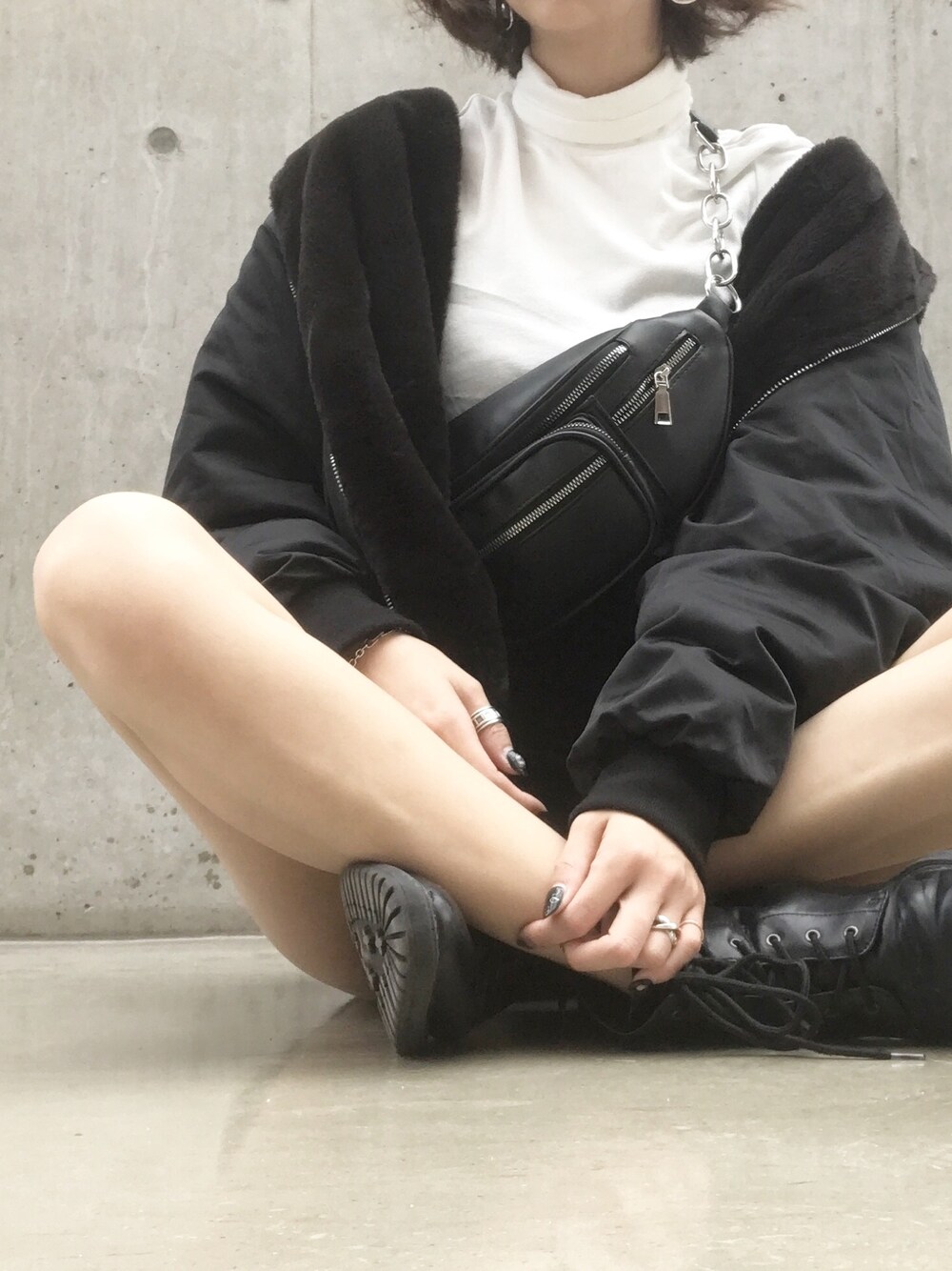 「秋のコーデ、シンプルコーデ、モノトーン、モノトーンコーデ、ウエストバッグ、ジャケット、ootd、コーディネート」｜「ZARAのアイテム（MA-1、ブラック系）」を使った、kopiさん（レディース・165cm）の秋コーディネートの1枚目の写真
