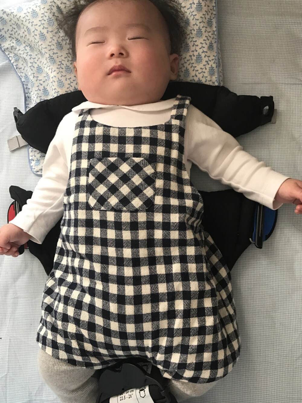 「赤ちゃん、男の子」｜「ZARA KIDSのアイテム（サロペット/オーバーオール、その他）」を使った、Haruさん（キッズ・60cm）の春コーディネートの1枚目の写真