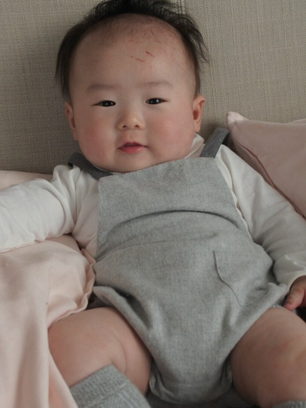 「赤ちゃん、男の子」｜「ZARA KIDSのアイテム（つなぎ/オールインワン、グレー系）」を使った、Haruさん（キッズ・60cm）の春コーディネートの1枚目の写真