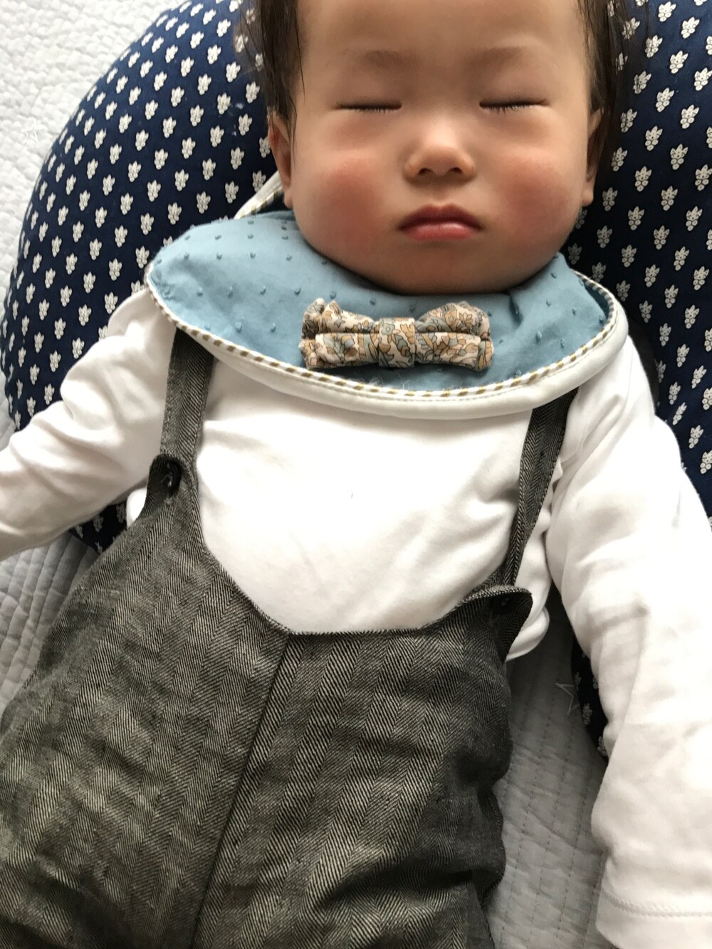 「赤ちゃん、9カ月、お出かけ」｜「tocotovintageのアイテム（オールインワン・サロペット、グレー系）」を使った、Haruさん（キッズ・60cm）の秋コーディネートの1枚目の写真