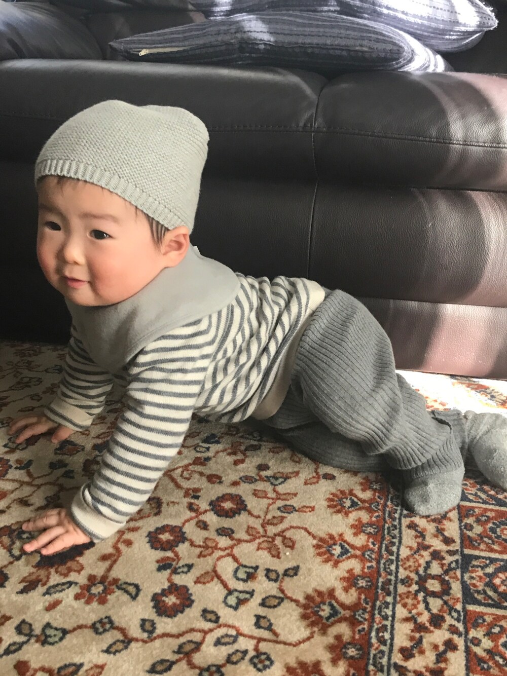 「赤ちゃん、11か月、男の子、グレーファッション」｜「babyGAPのアイテム（帽子、グレー系）」を使った、Haruさん（キッズ・60cm）の秋コーディネートの1枚目の写真