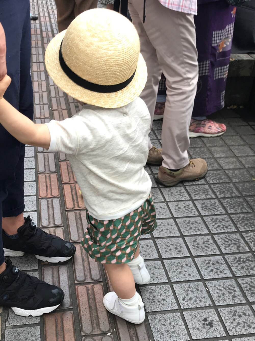 「男の子、夏、甘えん坊」｜「caramelのアイテム（Tシャツ/カットソー、ホワイト系）」を使った、Haruさん（キッズ・80cm）の夏コーディネートの1枚目の写真