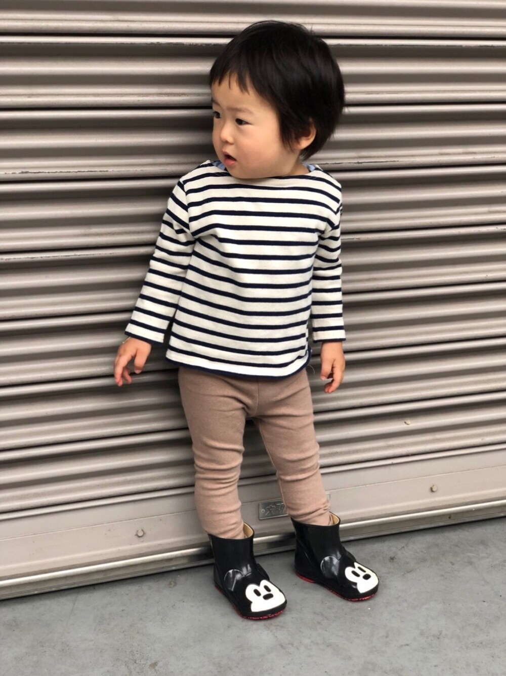 「長靴コーデ、雨の日コーデ、男の子、１歳８ヶ月」｜「SAINT JAMESのアイテム（Tシャツ/カットソー、ホワイト系）」を使った、Haruさん（キッズ・80cm）の秋コーディネートの1枚目の写真