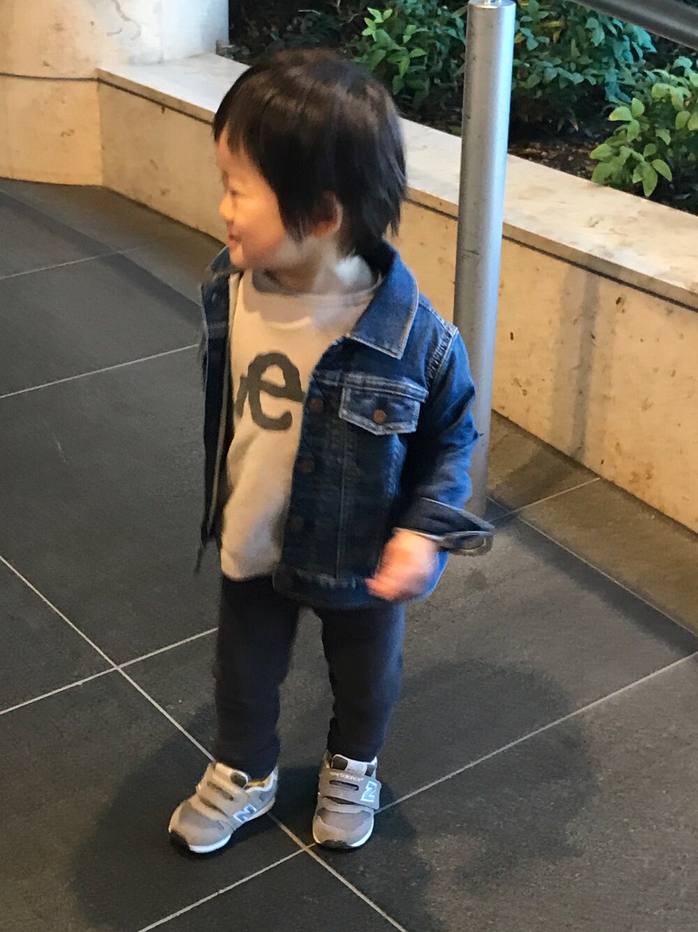 「1歳9ヶ月、男の子」｜「babyGAPのアイテム（デニムジャケット、ブルー系）」を使った、Haruさん（キッズ・80cm）の秋コーディネートの1枚目の写真