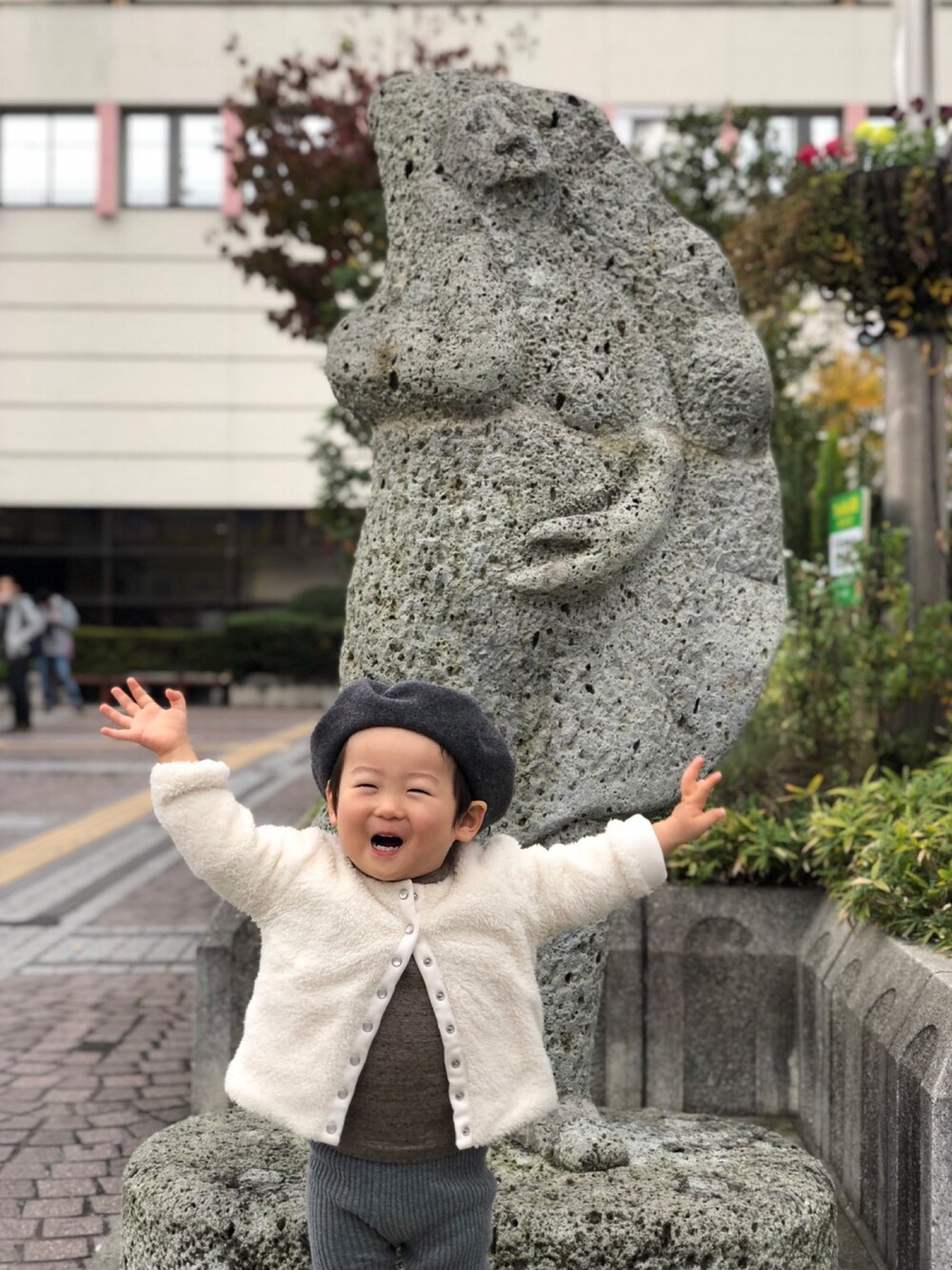 「旅行コーデ、男の子コーデ、1歳10ヶ月」｜「agnes b.のアイテム（ジャケット/アウター、ホワイト系）」を使った、Haruさん（キッズ・80cm）の秋コーディネートの1枚目の写真