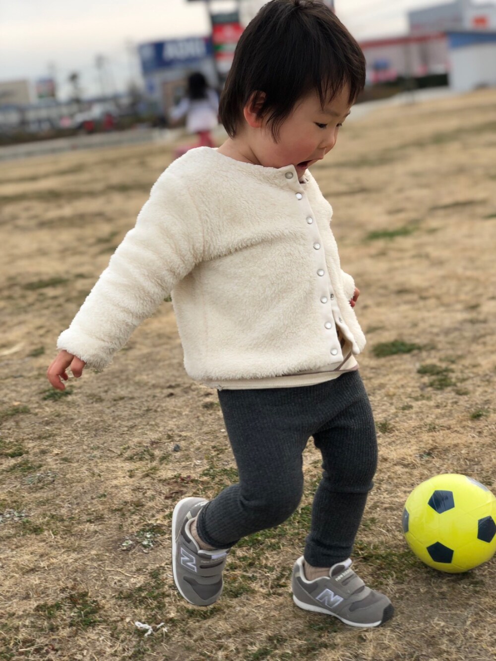 「2歳男の子、サッカーボール」｜「agnes b.のアイテム（ジャケット/アウター、ホワイト系）」を使った、Haruさん（キッズ・80cm）の春コーディネートの1枚目の写真