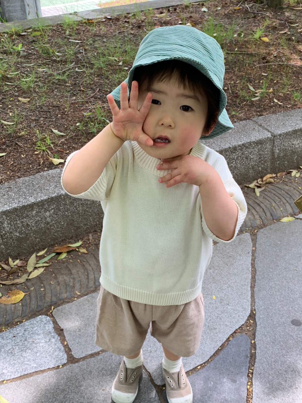 「男の子、2歳、美容室前」｜「DONSJEのアイテム（その他パンツ、ベージュ系）」を使った、Haruさん（キッズ・80cm）の春コーディネートの1枚目の写真