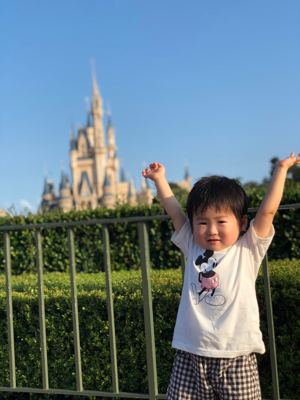「ディズニーランドコーデ、男の子、2歳7ヶ月」｜「MAISON DE REEFURのミッキー Tシャツ キッズ サイズ / Disney（ディズニー） Mickey T-Shirts Kid's Size（Tシャツ/カットソー、ホワイト系）」を使った、Haruさん（キッズ・80cm）の夏コーディネートの1枚目の写真