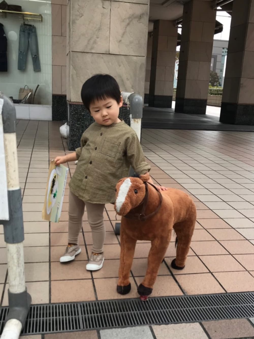 「2歳、男の子、秋服」｜「caramelのアイテム（シャツ/ブラウス、ベージュ系）」を使った、Haruさん（キッズ・100cm）の秋コーディネートの1枚目の写真