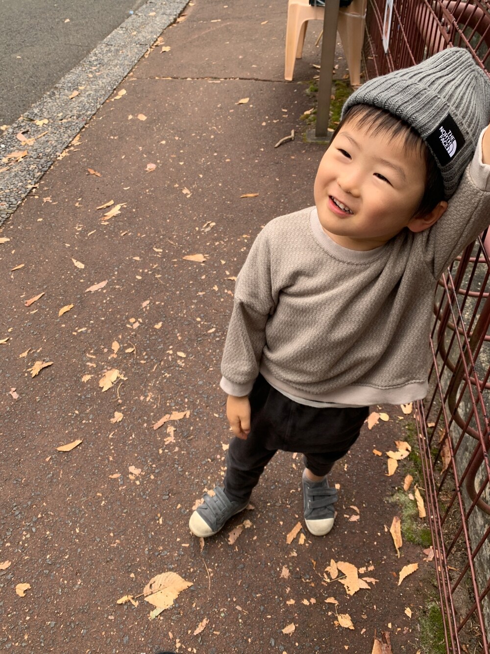 「3歳男の子、秋コーデ」｜「無印良品のアイテム（パンツ、グレー系）」を使った、Haruさん（キッズ・100cm）の秋コーディネートの1枚目の写真