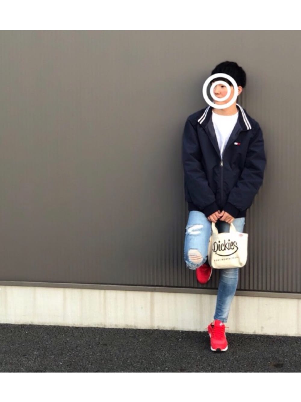 「シンプル、お洒落さんとつながりたい、休日スタイル、NIKE、トートバッグ、TOMMY HILFIGER」｜「NIKEのアイテム（スニーカー、レッド系）」を使った、ryuさん（メンズ・178cm）の春コーディネートの1枚目の写真